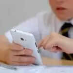 गवर्नर कैथी होचुल का प्रस्ताव: कक्षाओं में मोबाइल फोन पर प्रतिबंध