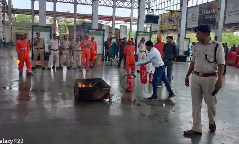 फायर ऑफिसर के नेतृत्व में फायर मॉक ड्रिल का आयोजन किया गया