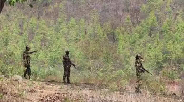 सुरक्षाबलों और नक्सलियों के बीच रुक-रुक कर मुठभेड़ जारी, एक नक्सली ढेर