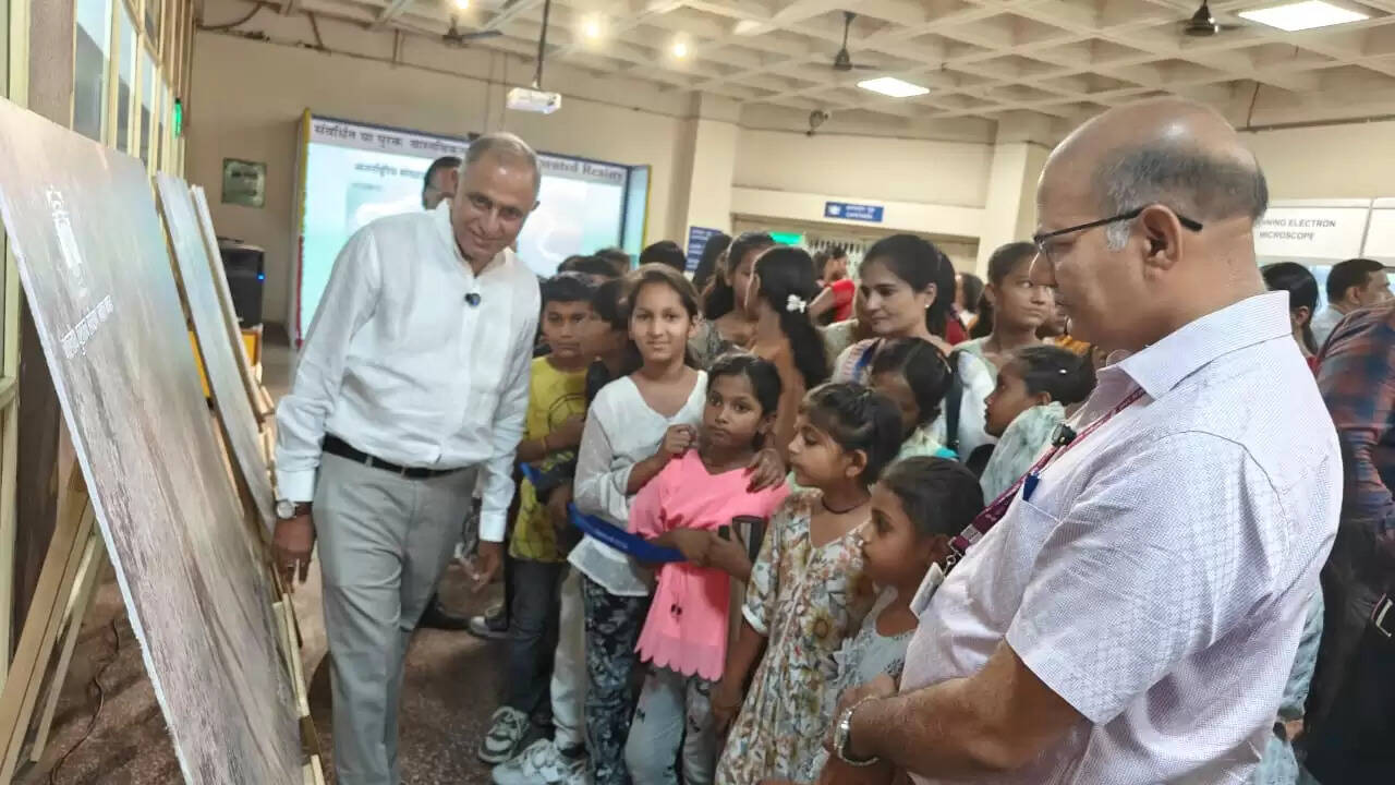 विश्व संग्रहालय दिवस पर ‘सरोकार’ के बच्चों ने वैज्ञानिक दृष्टिकोण से जाना मानव सभ्यता का इतिहास