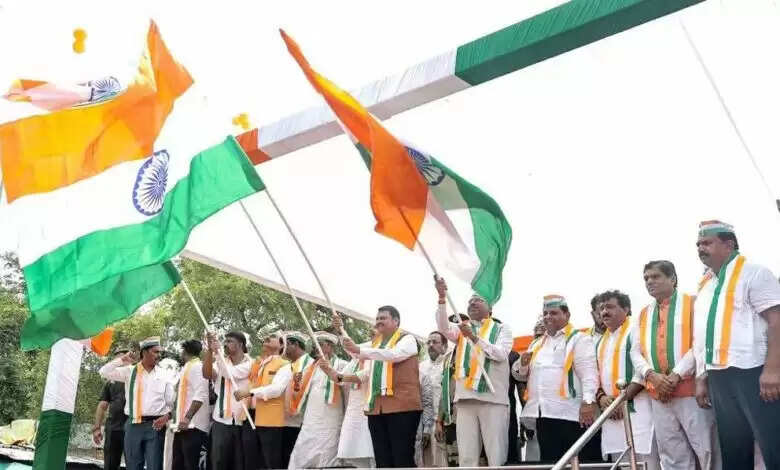 नागपुर में आयोजित तिरंगा यात्रा में शामिल हुए सीएम देवेंद्र फडणवीस