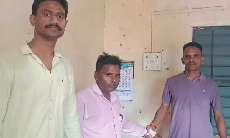 रतलाम में लोकायुक्त ने पटवारी संघ के अध्यक्ष को रिश्वत लेते पकड़ा
