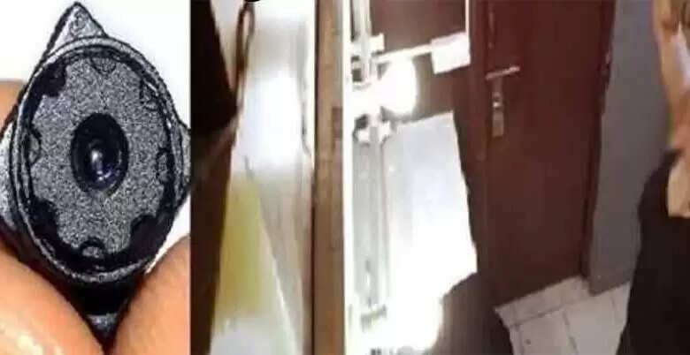 गांव में कपड़े की दुकान के चेंजिंग रूम में कपड़े ट्राय करने वाली महिलाओं के वीडियो बनाकर करते थे शेयर