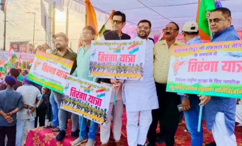 न्यू मार्केट व्यापार संरक्षण समिति ने तिरंगा यात्रा का किया भव्य स्वागत, पुष्पवर्षा से गूंज उठा रोशनपुरा चौराहा