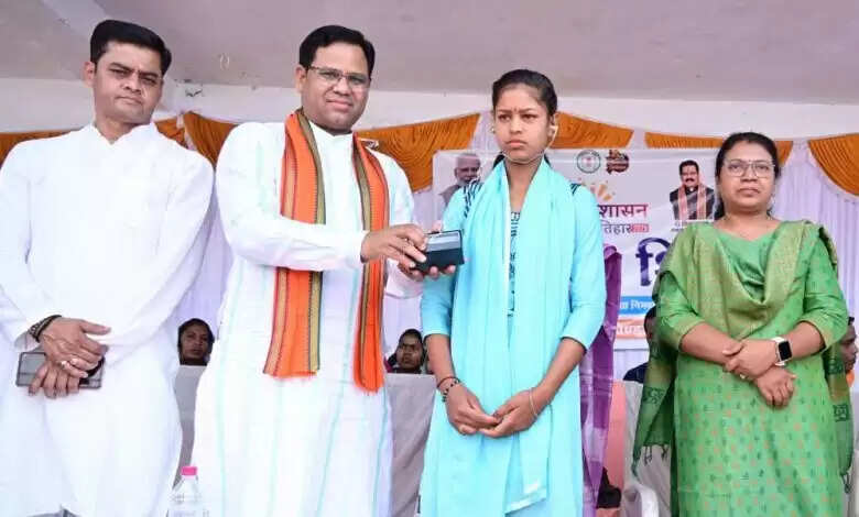 शिक्षा की राह में अब नहीं कोई रुकावट, समाधान शिविर में चांदनी को मिला श्रवण यंत्र का सहारा