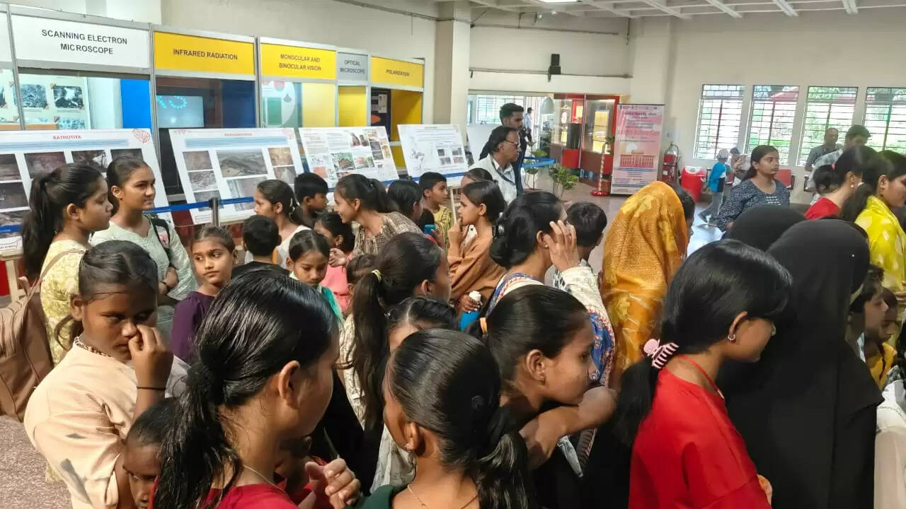 विश्व संग्रहालय दिवस पर ‘सरोकार’ के बच्चों ने वैज्ञानिक दृष्टिकोण से जाना मानव सभ्यता का इतिहास