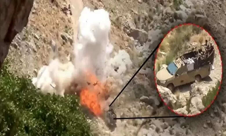 बलूच विद्रोहियों ने बम से उड़ा दी पाकिस्तानी सैनिकों की गाड़ी, 12 की मौत