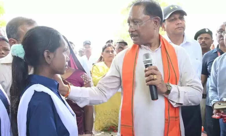 बैगा समुदाय की बिटिया ने किया टॉप, मुख्यमंत्री साय से की मुलाकात