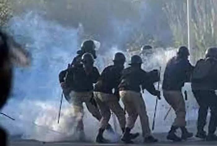 सिंध प्रांत में नहर विरोधी प्रदर्शनकारियों को तितर-बितर करने के लिए पुलिस की तरफ से लाठीचार्ज, एक की मौत