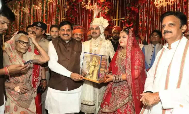 मुख्यमंत्री यादव मंत्री तोमर की बेटी के विवाह समारोह में शामिल होने ग्वालियर पहुंचे, वर-वधु को दिया आशीर्वाद