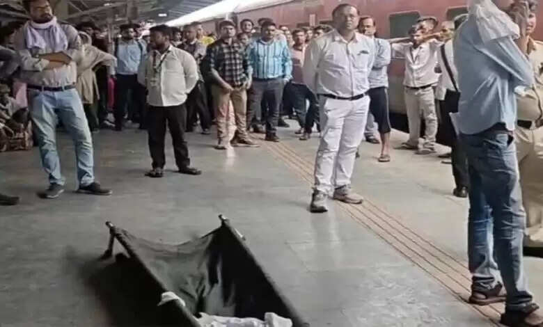 अदमदाबाद से कोलकाता जाने वाली ट्रेन के शौचालय में एक युवक का शव फंदे पर लटकता मिला, खड़ी रही ट्रेन