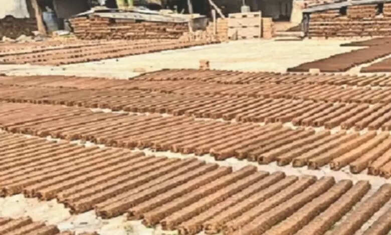 खंडवा में गोशाला में तैयार हो रहे कंडे ओर गोकाष्ठ, होलिका दहन के लिए उपलब्ध