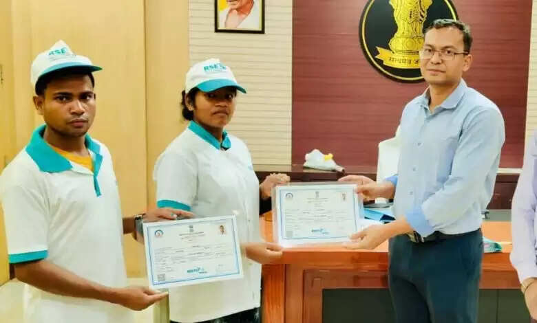 रायपुर : 24 आत्मसमर्पित नक्सलियों को कृषि उद्यमी प्रमाण पत्र वितरित