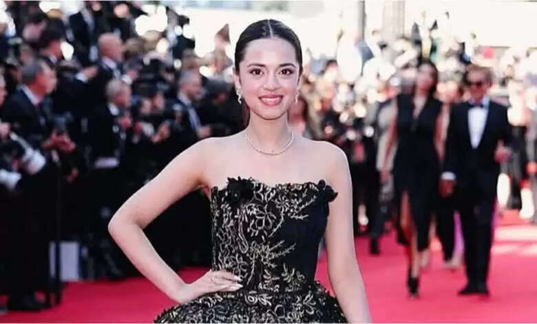 लापता लेडीज से चर्चाओं में आईं अभिनेत्री नितांशी गोयल ने कान में अपना किया डेब्यू