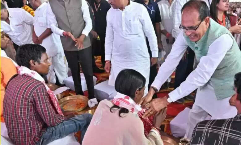 प्रधानमंत्री आवास योजना के हितग्राहियों के पाँव को पखारकर गृह प्रवेश कराया, 51 हजार हितग्राहियों को आवास की चाबी सौंपी