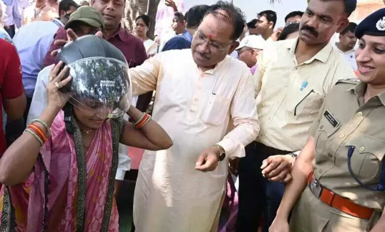 रायपुर : मुख्यमंत्री विष्णु देव साय ने चौपाल में अपने हाथों से दो युवाओं को पहनाया हेलमेट