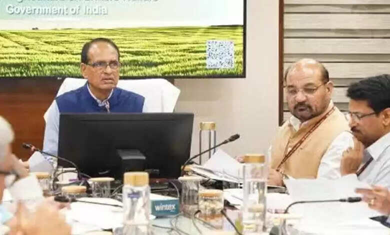 कृषि मंत्री चौहान ने ली समीक्षा बैठक, बोले-बार्डर जवान तो किसान और वैज्ञानिक भी तैयार, भरा है भंडारा