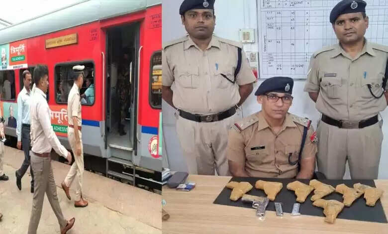 त्रिपुरा सुंदरी एक्सप्रेस में हथियारों का जखीरा पकड़ा