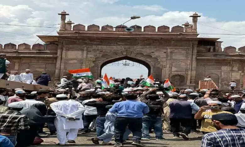 राजधानी भोपाल में मुस्लिम समाज ने लहराया तिरंगा, पाकिस्तान के खिलाफ की नारेबाजी