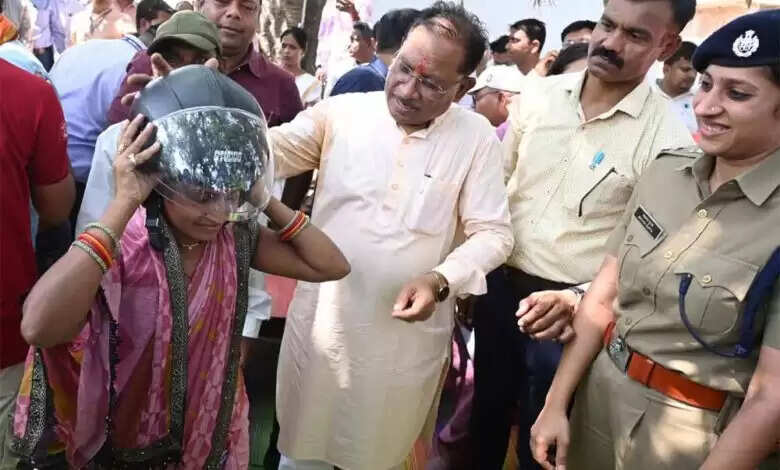 मुख्यमंत्री साय ने चौपाल में अपने हाथों से दो युवाओं को पहनाया हेलमेट
