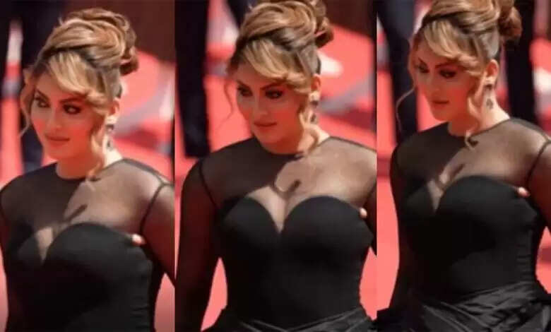 छेद वाली ड्रेस पहन के रेड कार्पेट पर चली उर्वशी रौतेला