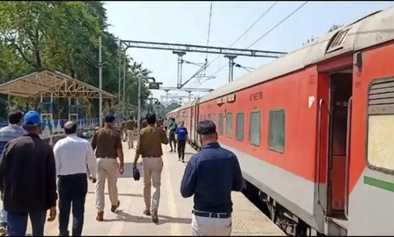 इटारसी से भुसावल की ओर जा रही वाराणसी- लोकमान्य तिलक कामायनी एक्सप्रेस में बम होने से सूचना से मचा हड़कंप