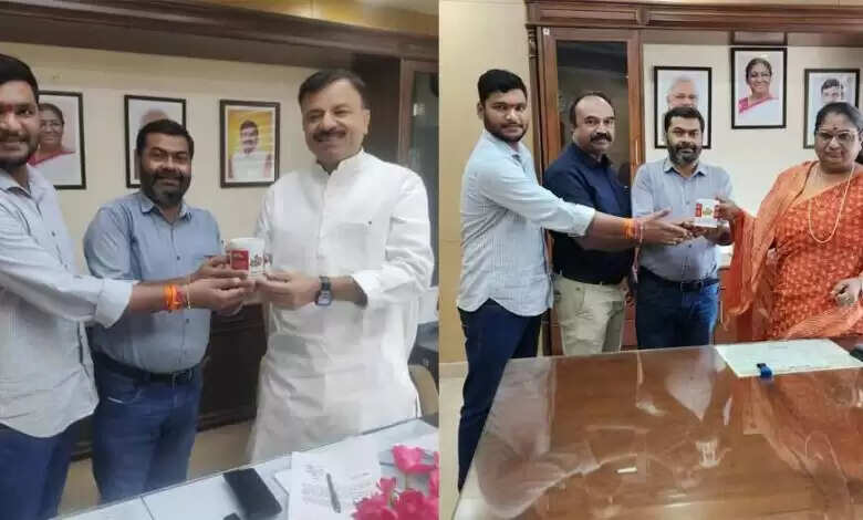 एम पी हलचल टी वी न्यूज चैनल के स्थापना के इक्कीस वर्ष पूर्ण होने पर प्रदेश भर में किए स्मृति चिन्ह भेंट