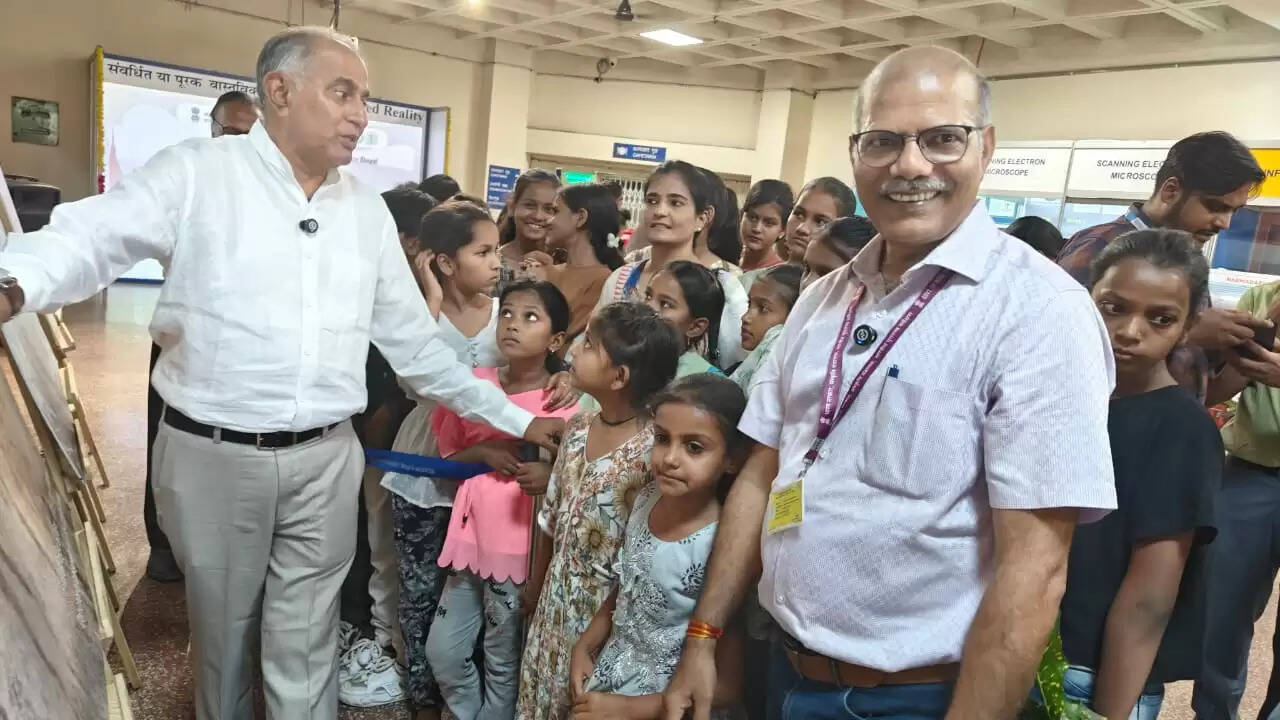विश्व संग्रहालय दिवस पर ‘सरोकार’ के बच्चों ने वैज्ञानिक दृष्टिकोण से जाना मानव सभ्यता का इतिहास