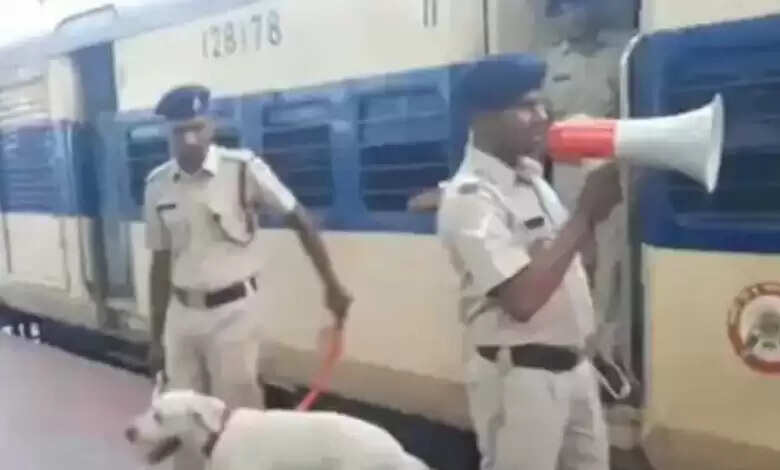भारत-पाकिस्तान के बीच बढ़ते तनाव को देखते हुए भारतीय रेलवे ने देशभर के स्टेशनों पर सतर्कता बढ़ाई
