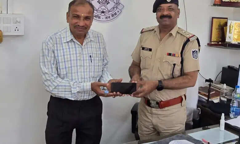 कोतवाली पुलिस द्वारा सेल्समेन का गुम हुआ मोबाईल ढूंढ़कर दिलाया वापस