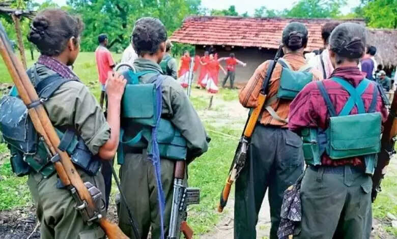 कोंडागांव जिले में 16 लाख के एक इनामी नक्सली दंपति ने सुरक्षाबलों के सामने आत्मसमर्पण
