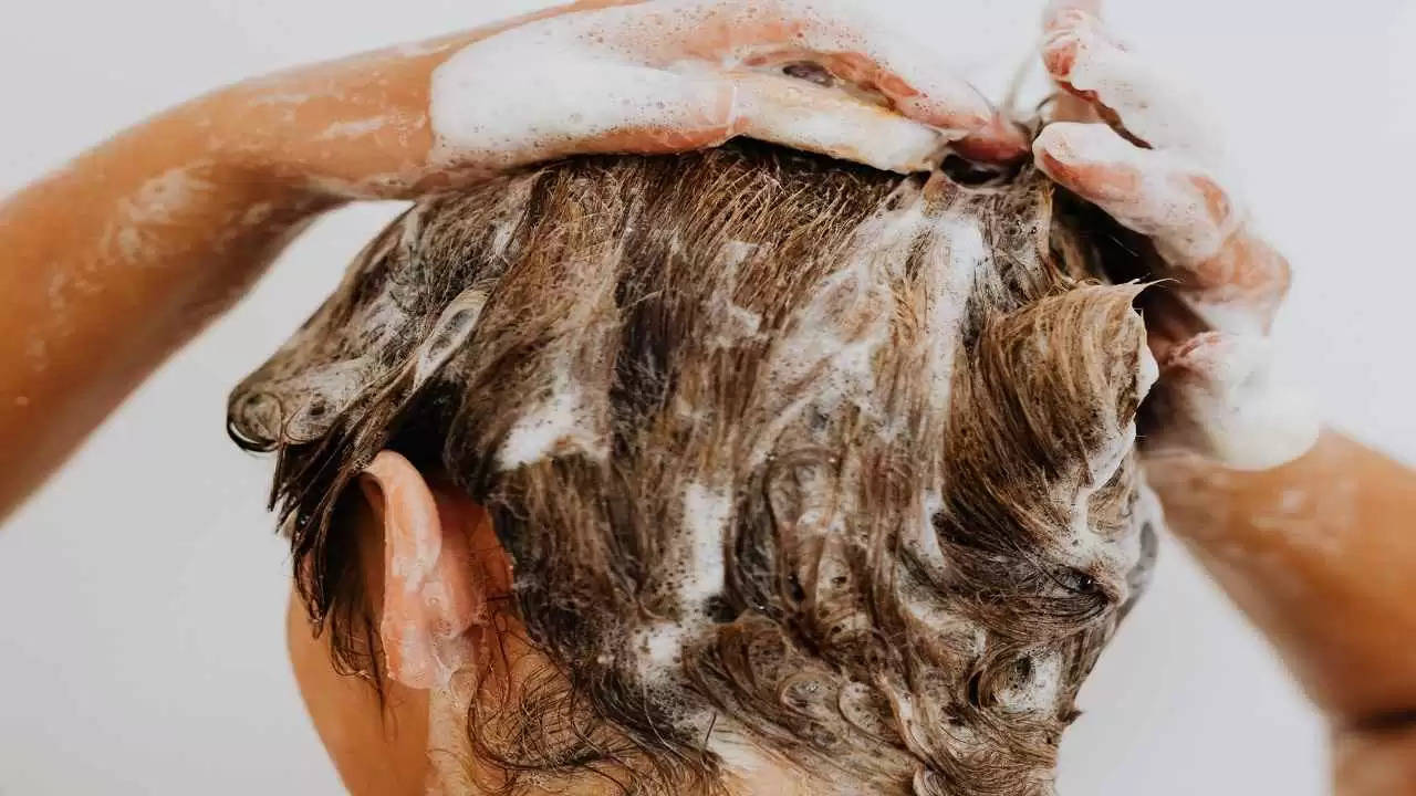 मेथीदाना एक मसाला है जो लगभग हर घर में आपको मिल जाएगा.  स्वाद में कडवा मेथीदाना सेहत के लिए बहुत उपयोगी साबित होता है. इसे खाने से खून साफ होता है और कई बीमारियां दूर रहती हैं लेकिन क्या आपको बता है कि सेहत के साथ साथ मेथीदाना बालों के लिए भी काफी उपयोगी है.  मेथीदाना बालों की सेहत संवारता है और बालों को लंबा करने में मदद करता है.  चलिए जानते हैं कि बालों के लिए मेथीदाना कितना फायदेमंद है और इसका बालों पर किस तरह उपयोग किया जा सकता है।    बालों की ग्रोथ के लिए बाजार  से महंगे केमिकल युक्त प्रोडक्ट्स लाकर थक गए हैं तो इस बार घर में रखा मेथीदाना ट्राई करके देखिए। ये एक मसाला आपके बालों की कई समस्याओं को एक साथ ठीक कर सकता है।  आपको बता दें कि मेथी में एस्ट्रोजन हार्मोन की कमी को दूर करने वाला फाइटोएस्ट्रोजेन पाया जाता है।  ये एस्ट्रोजन ही बालों के विकास के लिए जरूरी माना जाता है और इसकी कमी से बाल कमजोर और पतले होकर गिरने लगते हैं. इसलिए मेथी की मदद से बालों को विकसित और मजबूत किया जा सकता है।   मेथीदाने के बालों के लिए फायदे   बालों को लंबा करता है मेथीदाना बालों को लंबा करना चाह रहे हैं तो नियमित रूप से मेथी का उपयोग बालों पर किया जा सकता है। दरअसल मेथीदाने में मौजूद निकोटिनिक एसिड और प्रोटीन बालों को डीपली पोषण  देने में मददगार साबि होते हैं। इसके अलावा मेथी में पाया जाने वाला  लेसिथिन जो फैट का ही एक प्रकार है, बालों को मजबूत बनाता है और लंबाई बढ़ाने में मदद करता है।  इसकी मदद से बालों को पर्याप्त नमी और मॉस्चुराइज मिलता है।    डेंड्रफ दूर करे मेथीदाना बालों में फंगल इन्फेक्शन यानी रूसी करने वाले तत्वों को हटाने में मेथी कारगर सिद्ध होती है. मेथी के एंटी फंगल गुण रूसी दूर करके बालों की जड़ों को संक्रमण से मुक्त करते हैं. इससे बाल पहले से मजबूत होते हैं और बालों की जड़ें खुलकर सांस ले पाती हैं जिससे बाल हेल्दी होते हैं।    स्कैल्प को मजबूत करता है मेथीदाना कमजोर स्कैल्प बालों की जड़ों को मजबूत नहीं रख पाती और बाल गिरने लगते हैं. मेथीदाना में एंटी ऑक्सिडेंट पाए जाते हैं जिनकी मदद से सिर की स्कैल्प में रक्त का संचार बढ़ता है और स्कैल्प मजबूत होती है. ये रूसी खत्म करता है और जड़ें स्कैल्प से मजबूती से जुड़ती है. इससे स्कैल्प की सूजन औऱ जलन भी खत्म होती है और सिर की त्वचा भी कोमल और स्वस्थ बनती है।    बालों को कोमल और शाइनिंग दे मेथीदाना मेधीदाने  की मदद से बाल रेशमी और चमकदार होते हैं. इसे नियमित तौर पर लगाया जाए तो दोमुंहे बाल खत्म होते हैं और बालों की शाइनिंग यानी नैचुरल चमक बढ़ जाती है. रूखे सूखे फ्रिजी बाल मेथी दाने की मदद से रेशमी औऱ स्मूद हो जाते हैं।   बालों के लिए कैसे इस्तेमाल करें मेथीदाना   मेथी शहद का हेयर मास्क मेथी को रात भर के लिए भिगोकर रख देना चाहिए। सुबह इसके दाने फूल  जाएंगे. तब मिक्सी में इसके दानों को पीसकर पेस्ट बना लीजिए। इसमें थोड़ा सा शहद मिलाकर पेस्ट तैयार कीजिए औऱ बालों पर लगा लीजिए। आधे घंटे बाद सिर को शैंपू कर लीजिए। इसे हफ्ते में दो दिन यूज करेंगे तो बाल  मोटे घने और लंबे होंगे और साथ ही दोमुंहे बालों की समस्या भी दूर हो जाएगी.    मेथी दूध का हेयर मास्क मेथी को रात भर के लिए भिगोकर रख दीजिए। सुबह इसके दाने फूलकर मोटे हो जाएंगे. इसे मिक्सी में पीस लीजिए और एक बाउल में निकाल लीजिए. अब इसमें जरा सा कच्चा दूध और शहद मिलाकर पेस्ट तैयार कीजिए औऱ बालों की जड़ों में लगाइए।  एक घंटे बाद सिर को धो लीजिए। इसे हफ्ते में दो बार करेंगे तो बाल गिरने खत्म हो जाएंगे और गंजेपन की समस्या से निजात मिल जाएगी.     मेथीदाने के साथ नारियल तेल मेथीदाने का तेल सिर पर लगाने  से बालों को पूरा विकास मिलता है। मेथीदाने को एक पैन में नारियल तेल में डालिए और गर्म कीजिए. जब मेथीदाना पूरी तर लाल या काला हो जाए तो गैस बंद कर दें और इस तेल को हल्का गुनगुना होने पर सिर पर अच्छी तरह मसाज करें. इससे बालों का गिरना कम होगा और बालों की ग्रोथ को तेजी मिलेगी।