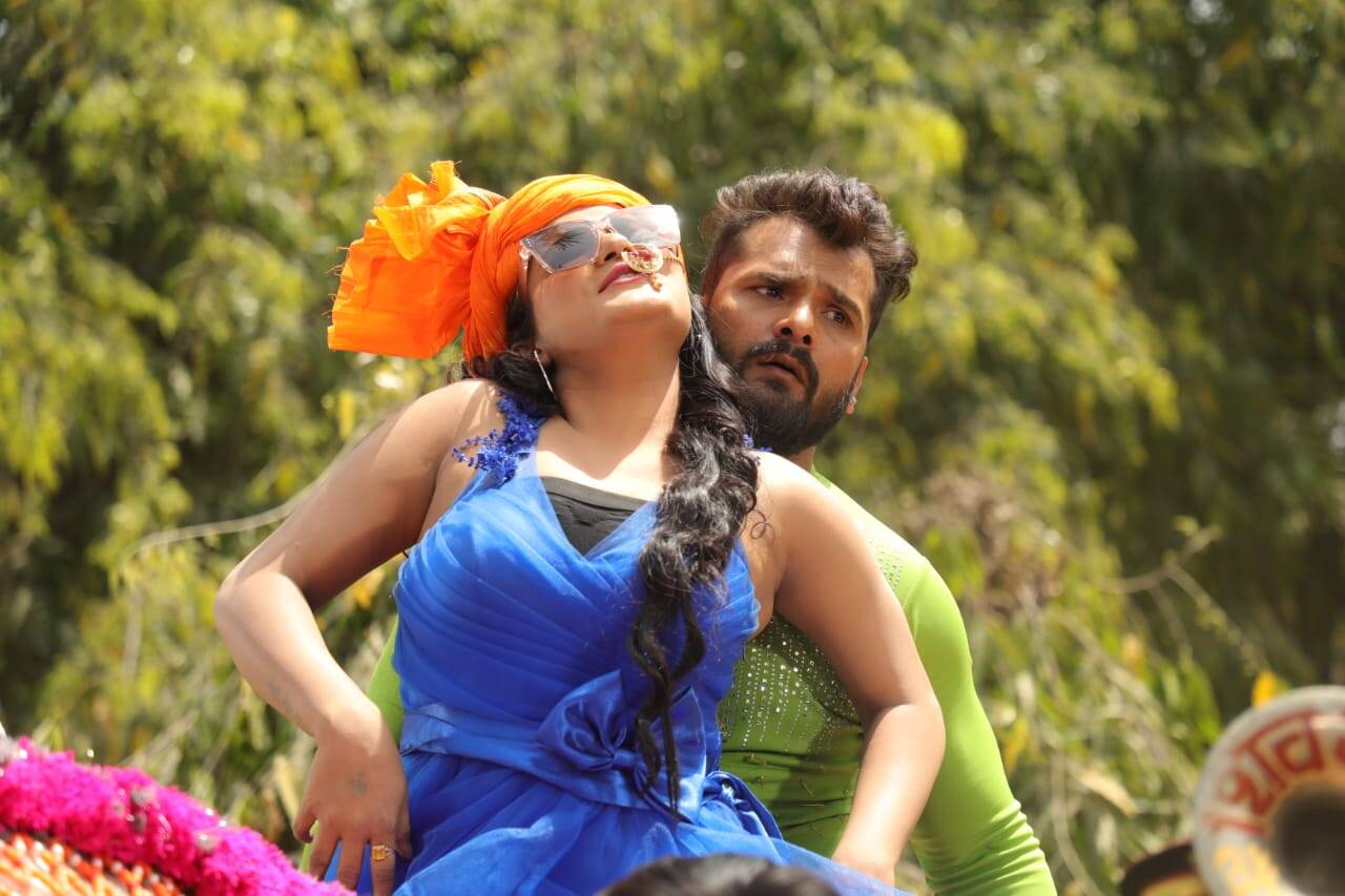 खेसारीलाल यादव के गले में श्रुति राव ने डाला माला, तो खेसारी ने कह दिया - फ्रॉड है रे