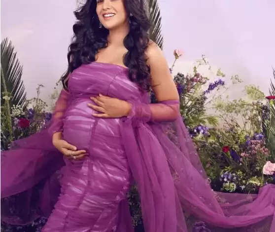बॉलीवुड अभिनेत्री इशिता दत्ता इन दिनों प्रेग्नेंट हैं और उन्होंने एक बार फिर अपनी बेबी बंप के साथ फोटोशूट करवा चुकी है। इशिता दत्ता ने ऑफ शोल्डर ड्रेस पहन कर बहुत ही ज्यादा खूबसूरत पोज देते हुए दिखाई दी जो उनके फैंस पसंद कर रहे हैं। इशिता दत्ता को इस अंदाज में देखकर फैंस काफी खुश भी हो रहे है। इशिता दत्ता के लिए ये पहला मौका नहीं है जब उन्होंने बेबी बंप फ्लॉन्ट करती हुई दिखाई। बता दें कि इशिता दत्ता की तस्वीरें सोशल मीडिया पर वायरल होने लगी है। इशिता दत्ता की तस्वीरों को फैंस खूब पसंद कर रहे हैं और कमेंट कर भी करते हुए दिखाई दे रहे है। इशिता दत्ता ने अपने बेबी बंप पर हाथ रखते हुए पोज भी देती हुई दिखाई दी। इशिता दत्ता ने अपने बालों को खोलकर रखा था जो फैंस को खूब पसंद आ रहे हैं। इशिता दत्ता ने कैमरे की तरफ देखते हुए स्माइल भी दी। इशिता दत्ता ने अपने फोटोशूट के दौरान अपने आसपास फूलों को सजाया था। इशिता दत्ता ने कैमरे की तरफ देखते हुए स्माइल दी। इशिता दत्ता ने अपने फोटोशूट के दौरान अपने आसपास फूलों से भी सजा दिया है। इशिता दत्ता की फोटोशूट के दौरान हर अदा बहुत प्यारी थी। इशिता दत्ता की भोली सी सूरत देखकर फैंस उनके दीवाने हो रहे हैं।