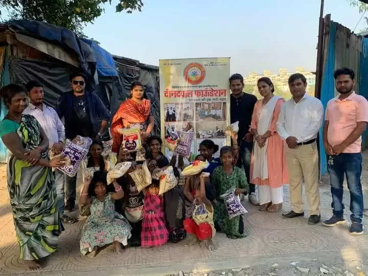 दीनदयाल फ़ाउंडेशन के द्वारा मकरसंक्रांति के पावन पर्व पर जरूरतमंद बच्चों को खाद्य सामग्री वितरित किया गया