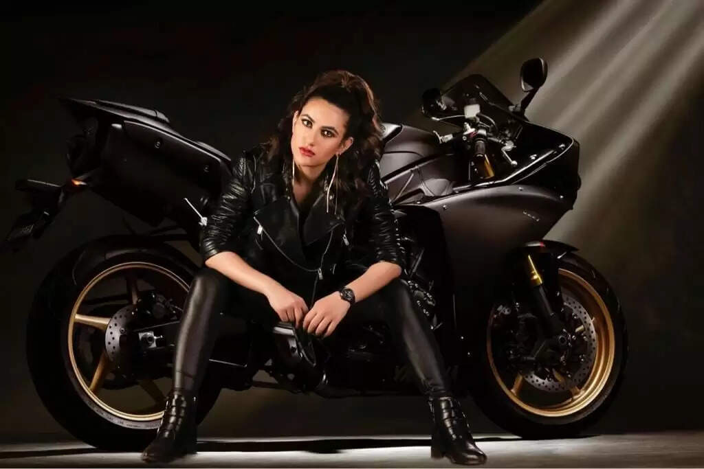 Ek Ladki fame actress Ruchi Gujjar robbed our hearts in black outfit