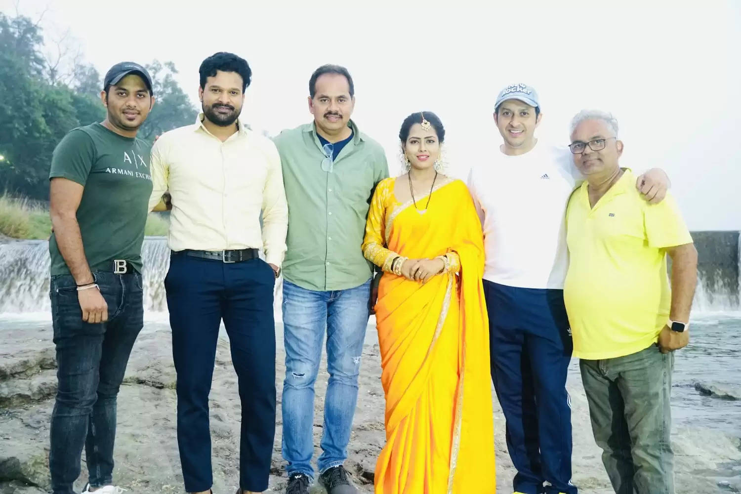 रितेश पांडे की फिल्म 'बंधन टूटे ना' के सेट से वायरल हुई तस्वीर