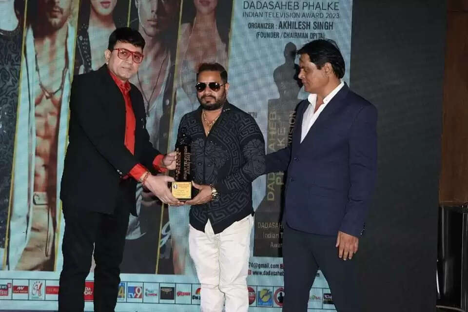 दादा साहब फाल्के इंडियन टेलीविजन अवॉर्ड में मिला बेस्ट म्यूजिक डायरेक्टर के अवॉर्ड से नवाजे गए मुन्ना दुबे