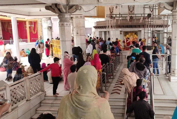 नवरात्र पर भी नाइट कर्फ्यू का असर नारियल, फूल-प्रसाद चढ़ाने पर रोक